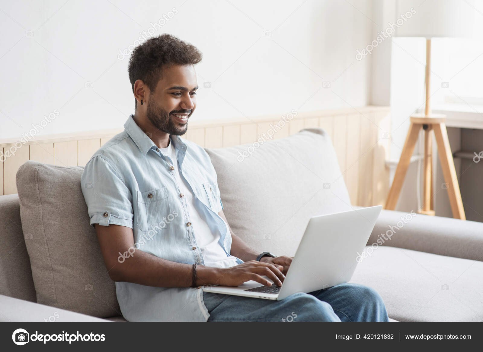 persona usando una computadora en casa