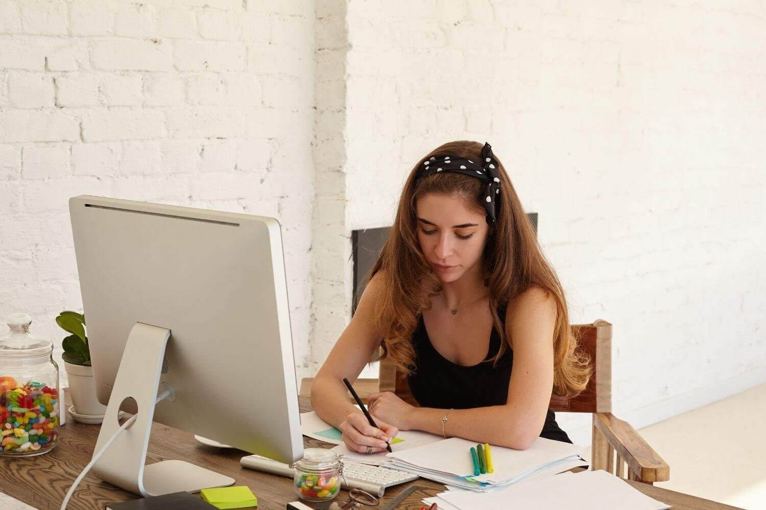 persona utilizando un traductor en linea