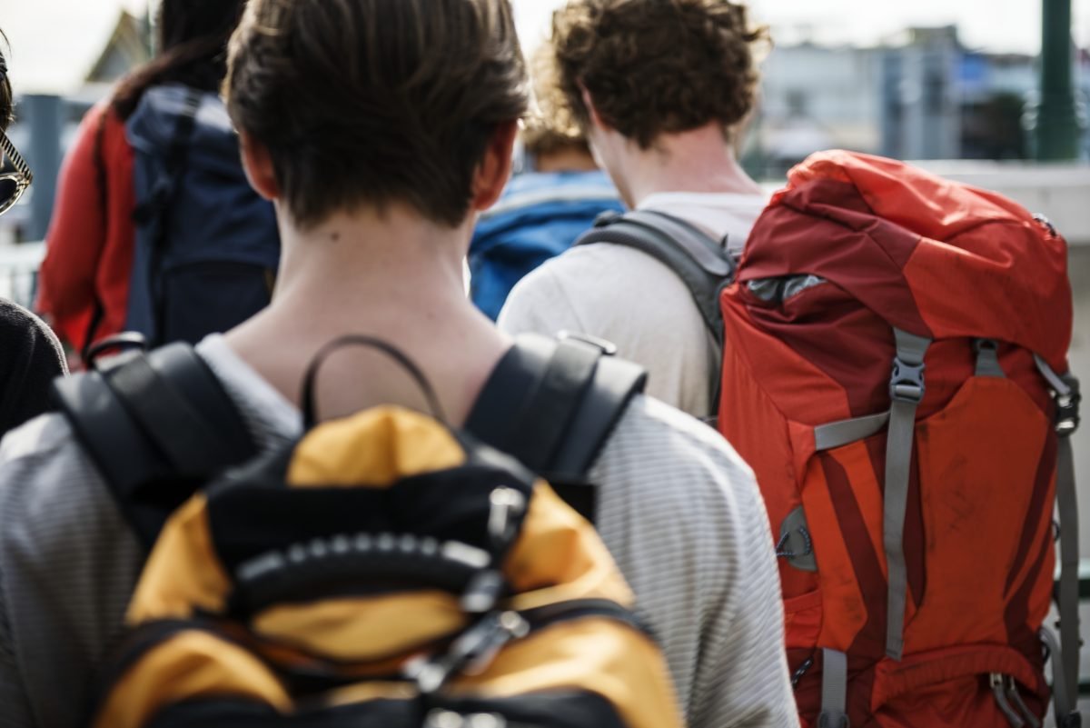 personas compartiendo experiencias de viaje