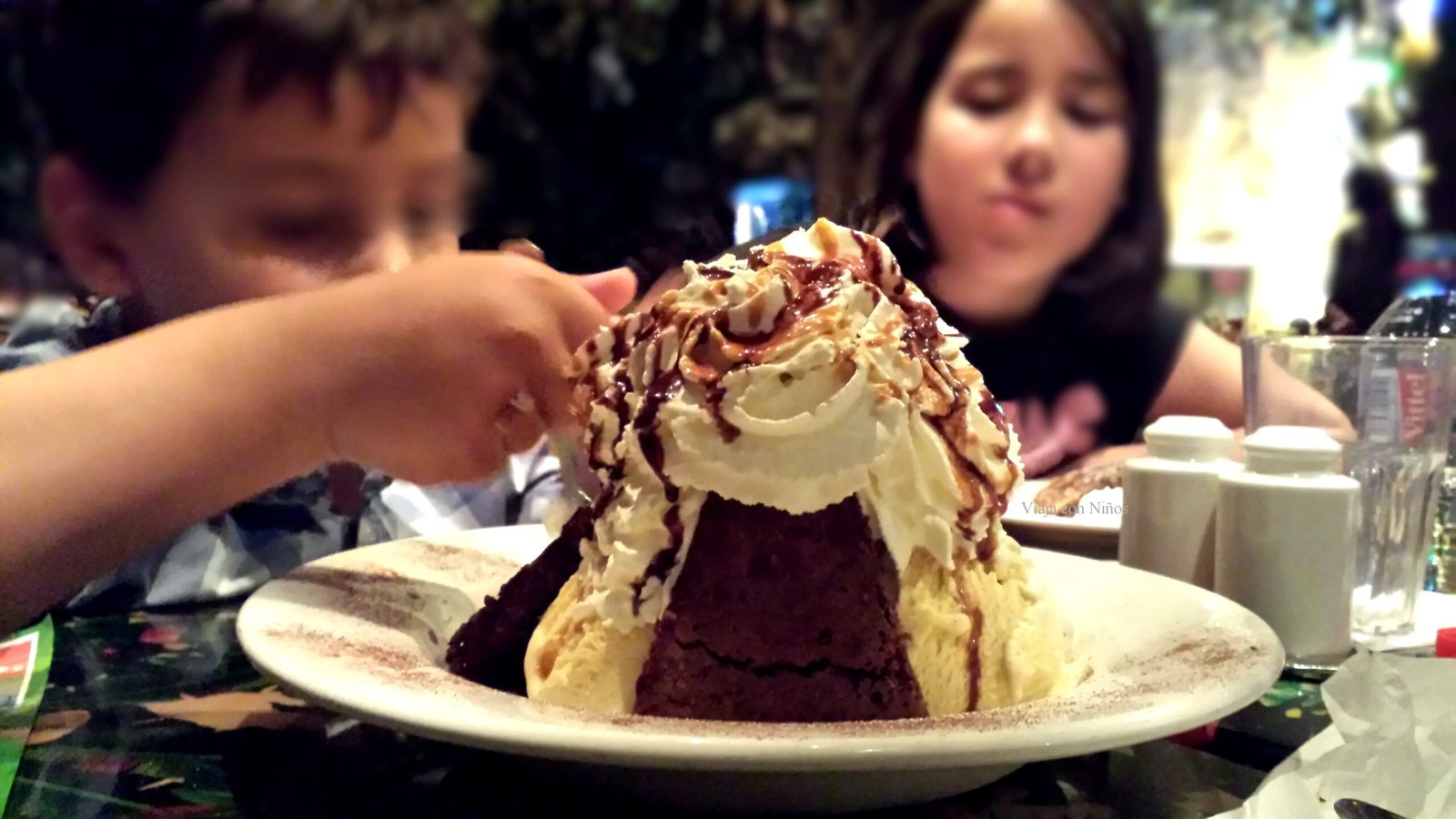 personas disfrutando de comida en disneyland paris