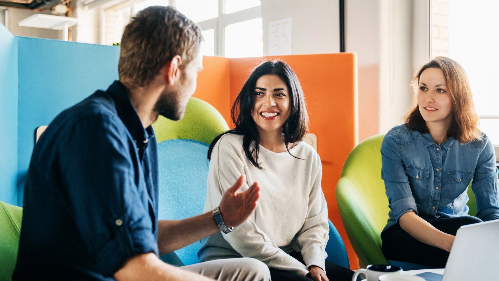 personas trabajando en diferentes paises