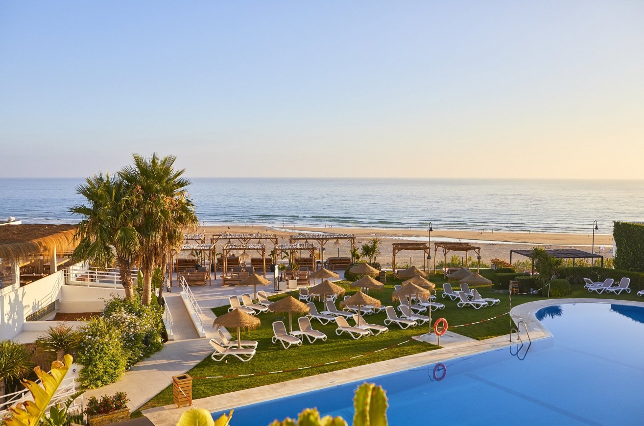 piscina con vista al mar en conil