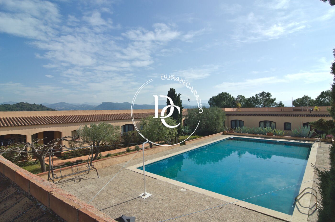 piscina rodeada de naturaleza en el molar