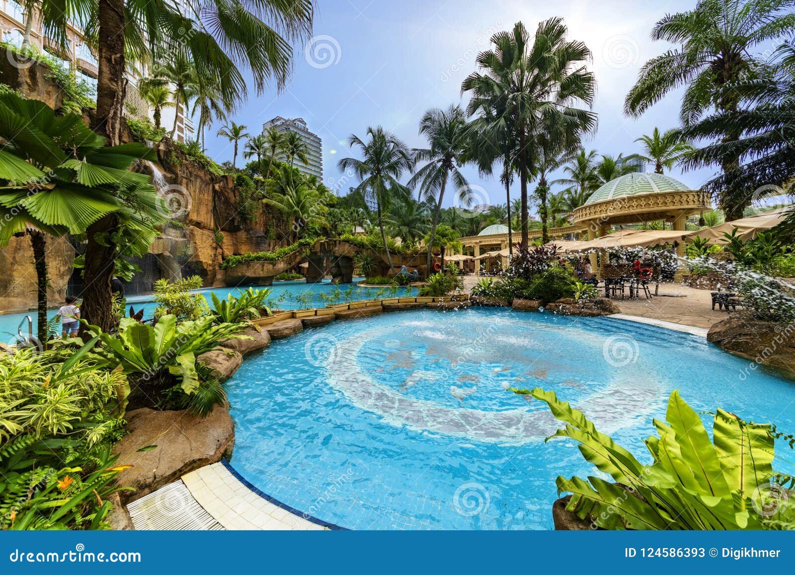 piscina tropical en hotel de lujo