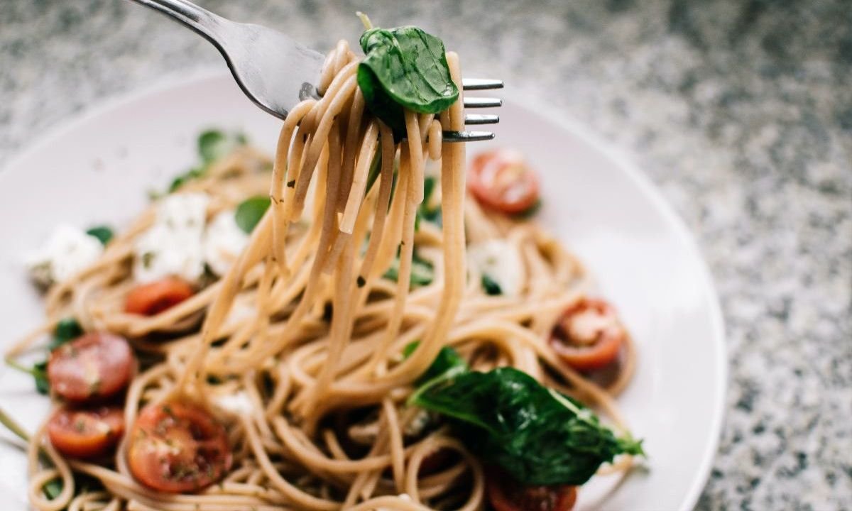 plato de comida deliciosa en un restaurante