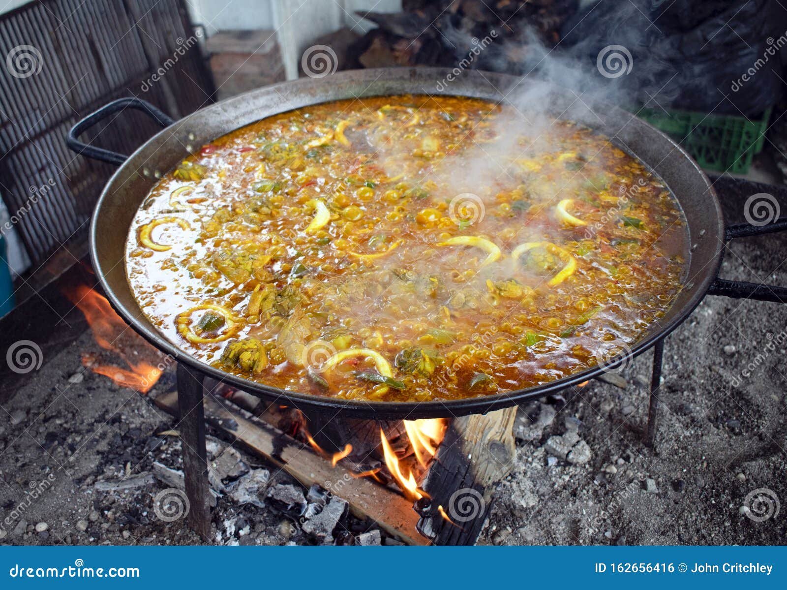 plato de paella en un restaurante al aire libre