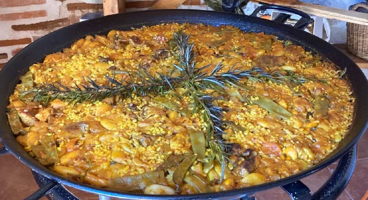 plato de paella valenciana en una mesa