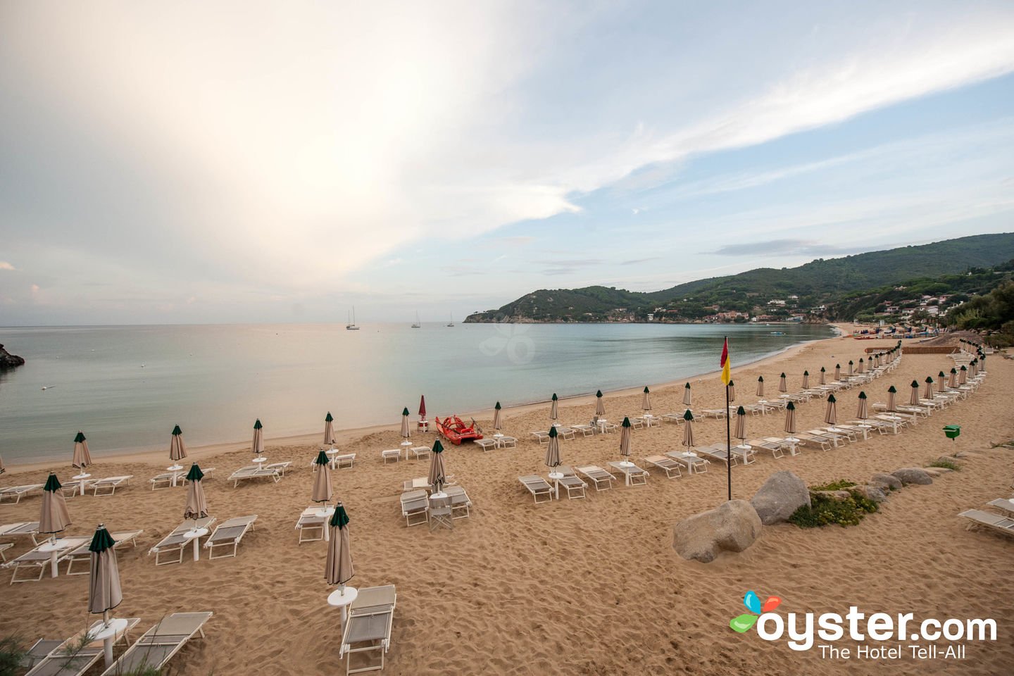 playa con resorts en la costa toscana