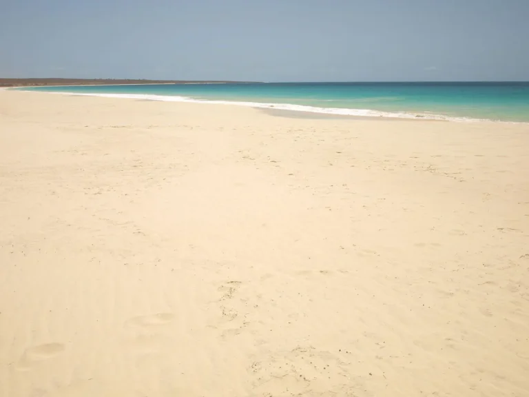 Dónde se encuentra la playa Santa María en Cabo Verde