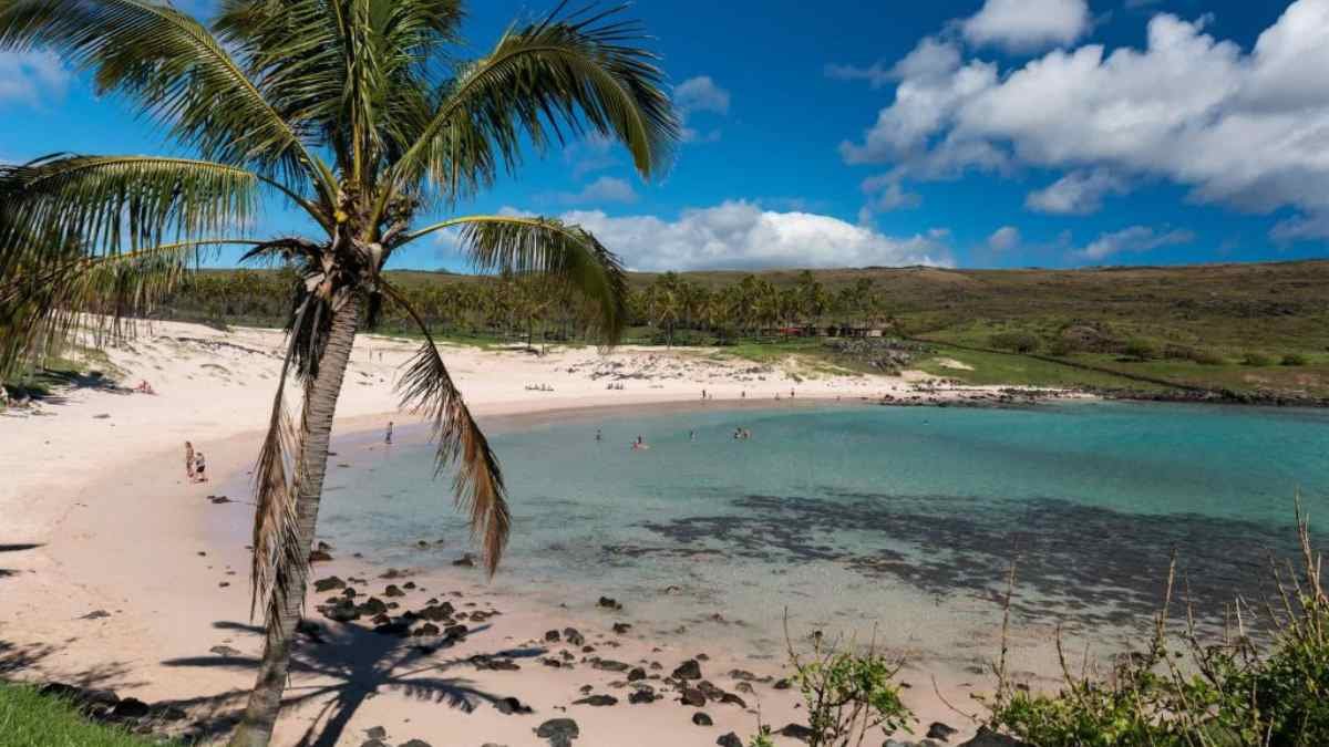 playa de arena blanca y aguas turquesas 1