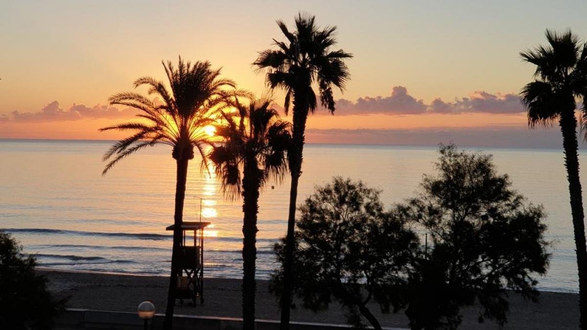 playa de cala millor al atardecer