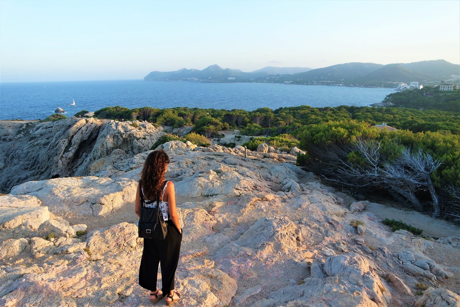 playa de cala ratjada al atardecer scaled