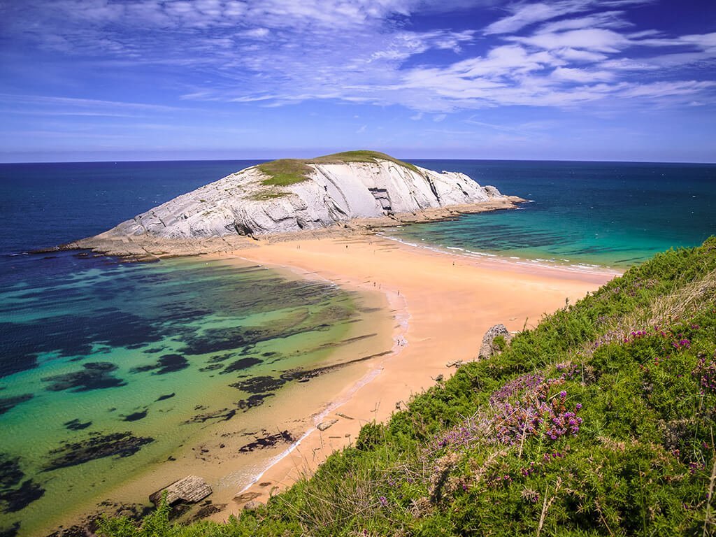 playa de cantabria con casas costeras
