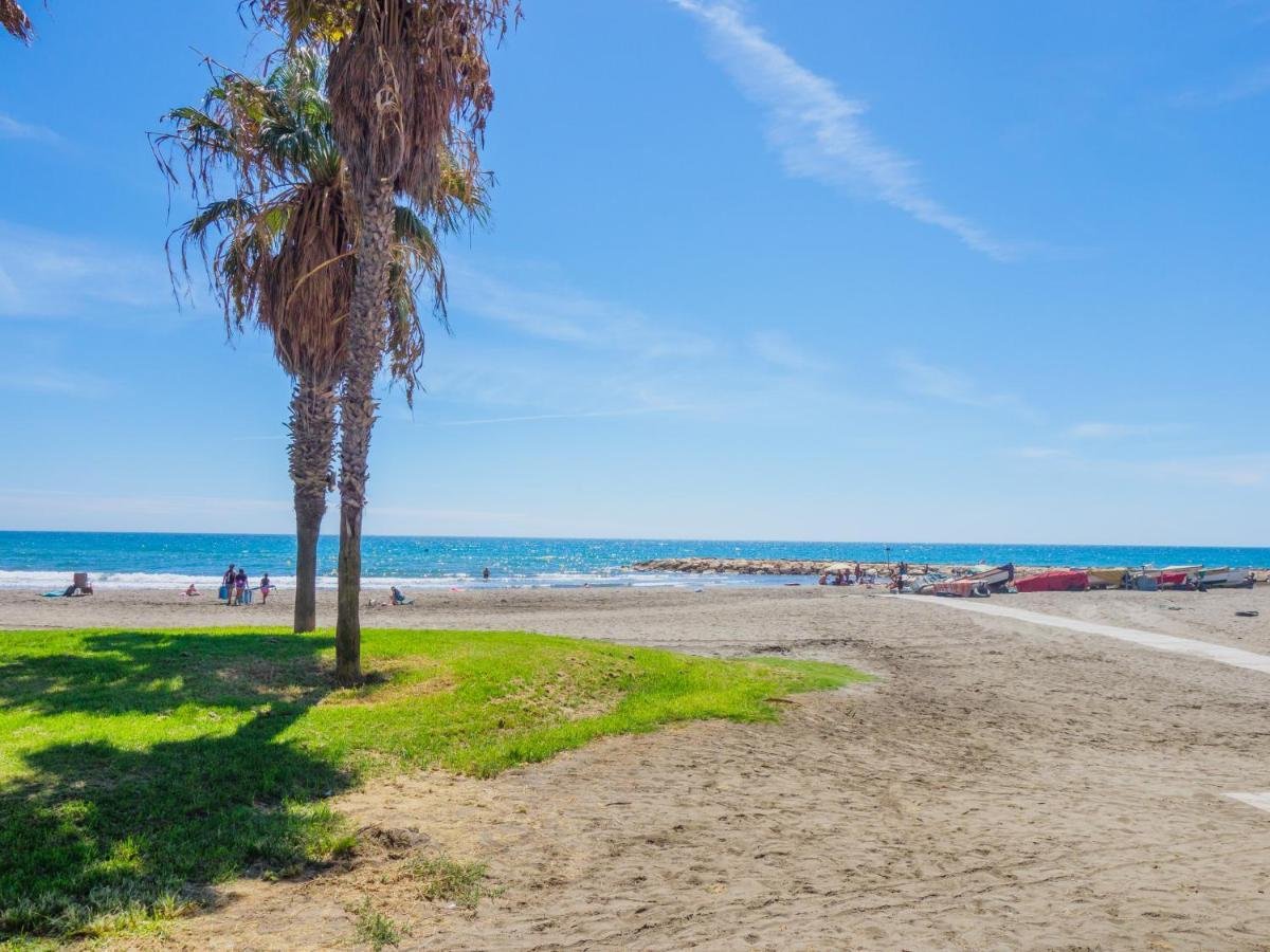 playa de el palo con hostales cercanos