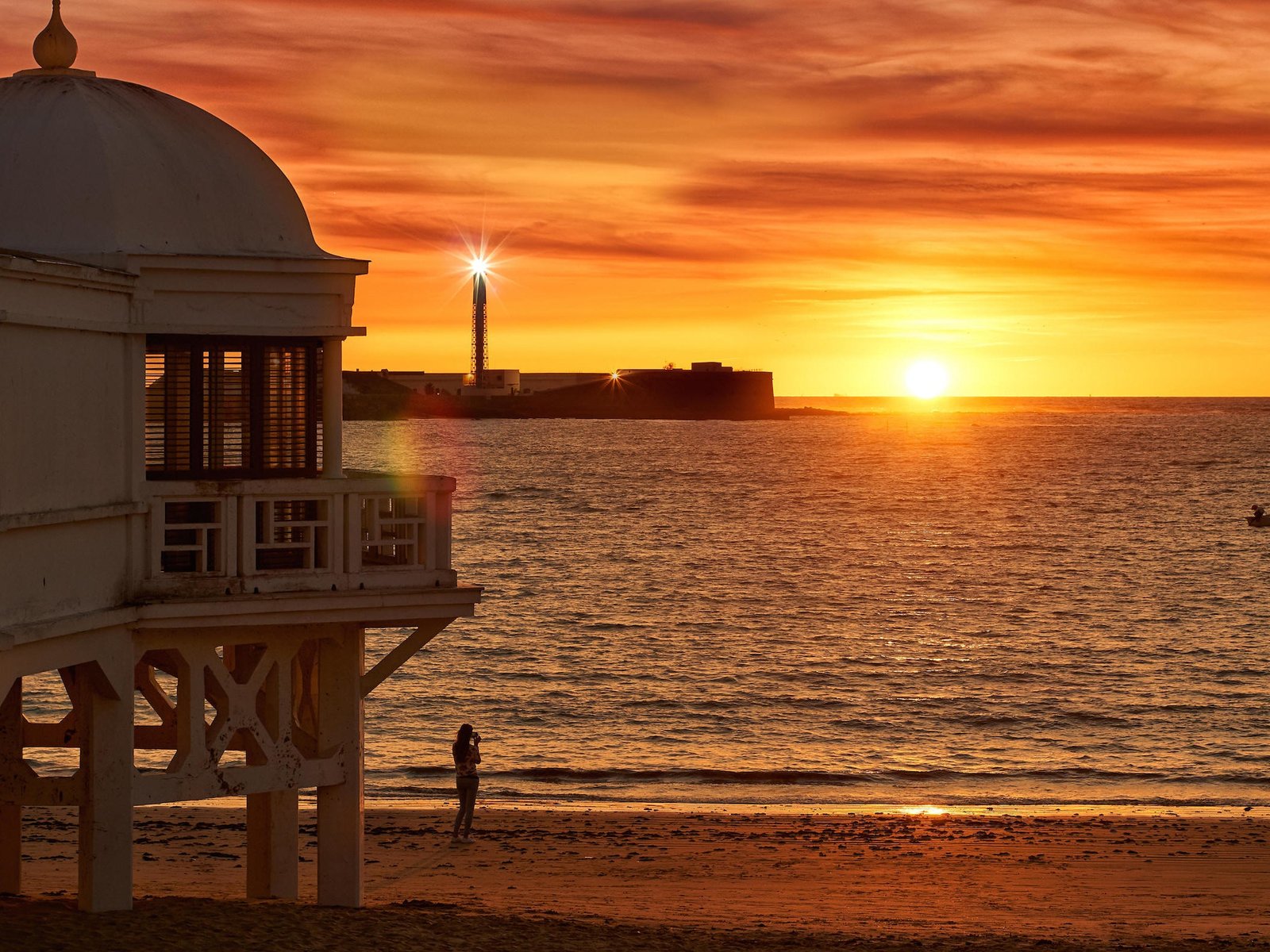 playa de la caleta al atardecer
