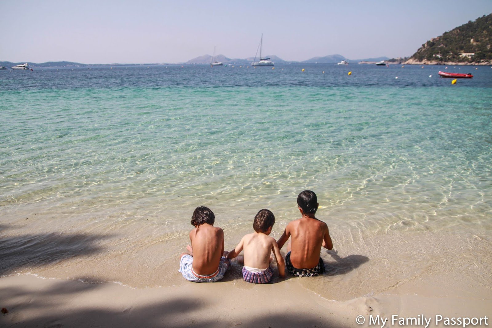 playa de mallorca con familias disfrutando