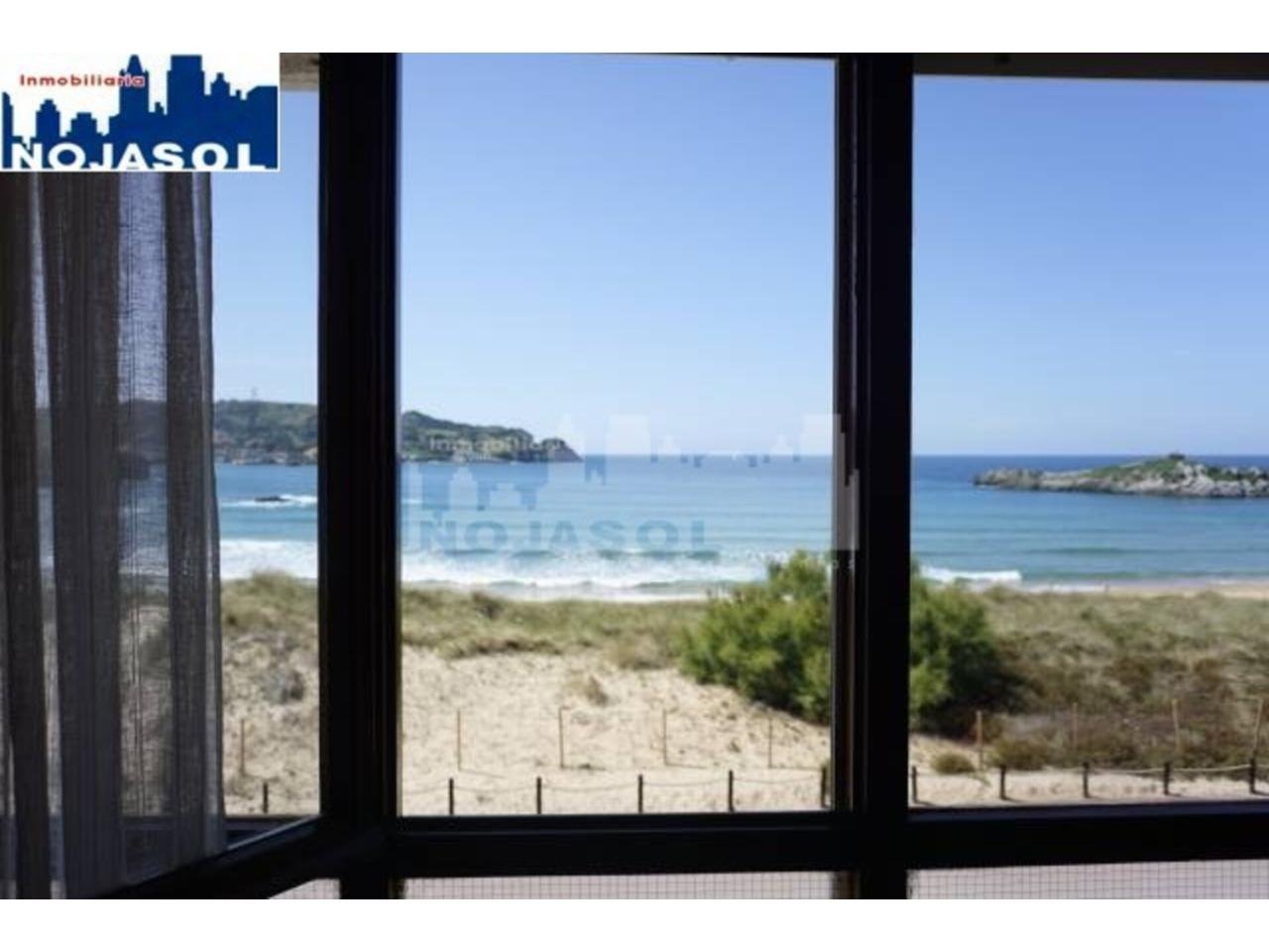 playa de noja con apartamentos de fondo