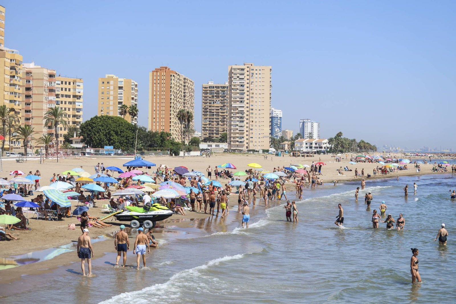 playa de pobla de farnals en verano