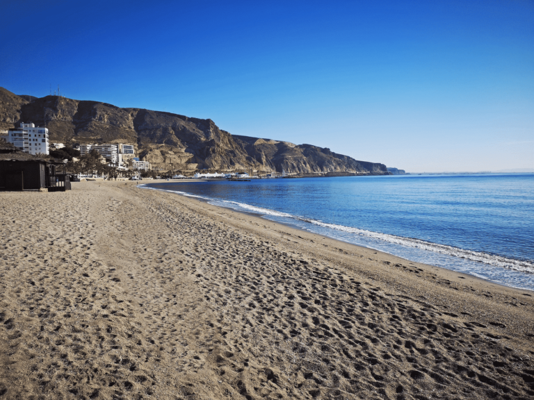 La playa de Roquetas de Mar tiene arena o piedras