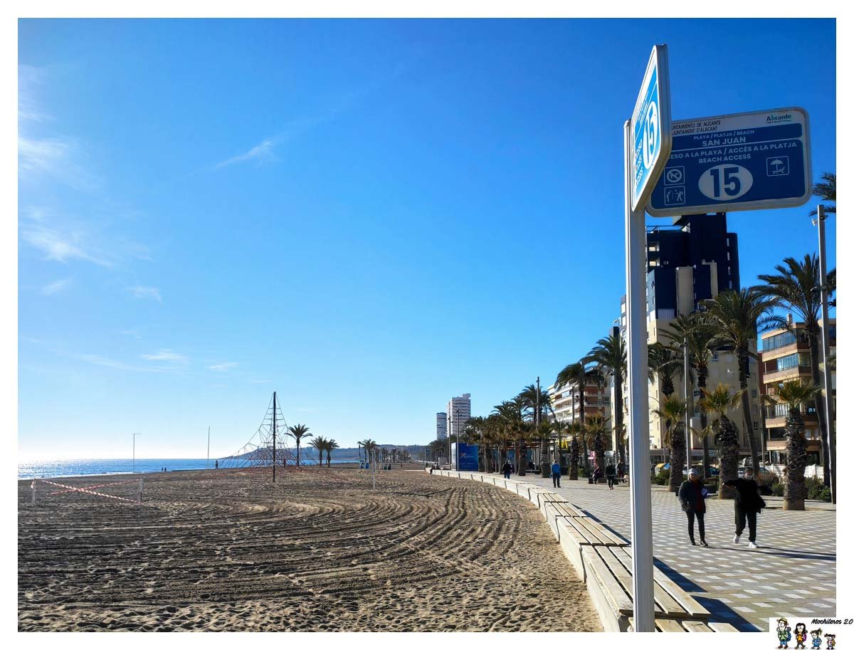 playa de san juan con bancos cercanos