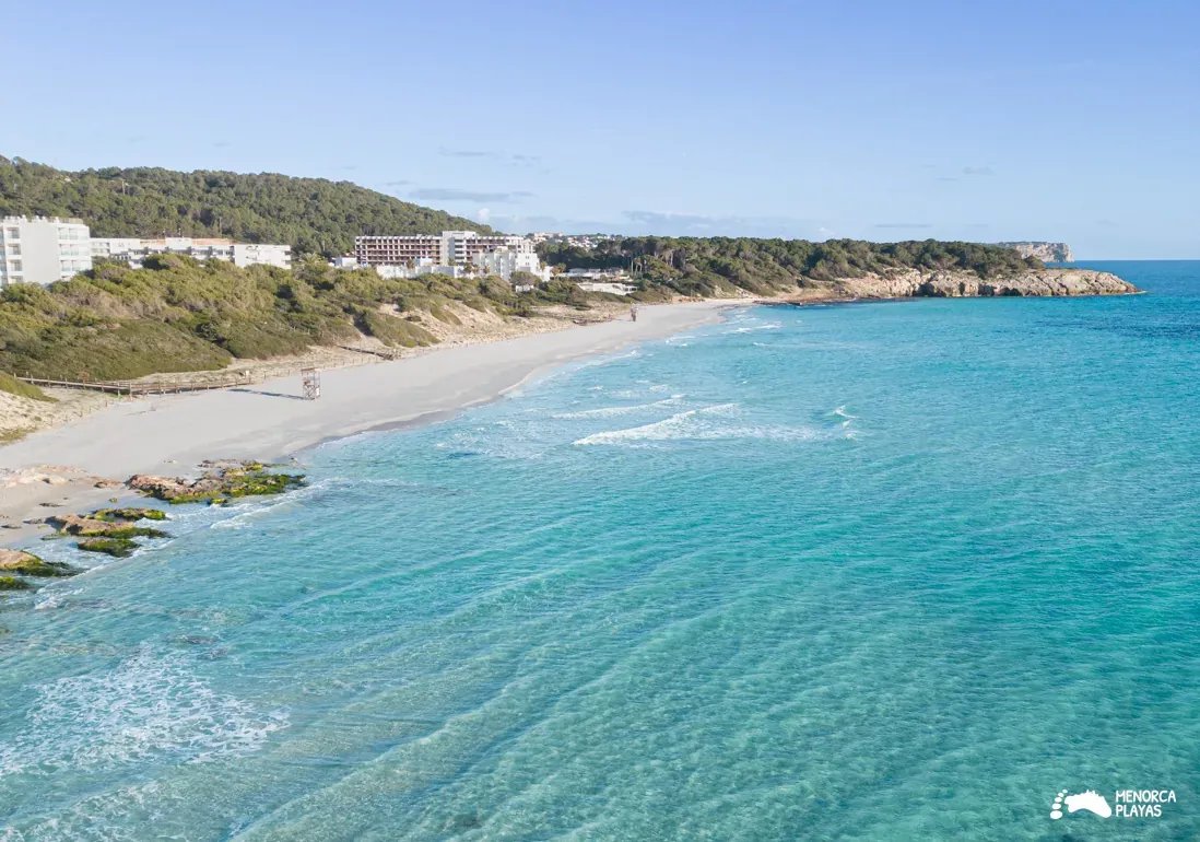 playa de santo tomas en menorca