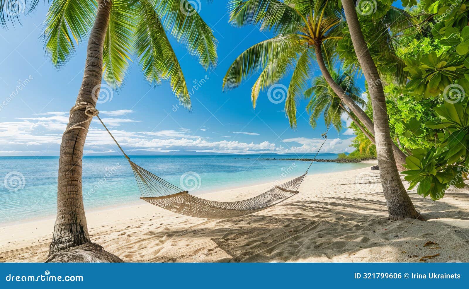 playa paradisiaca con palmeras y hamacas