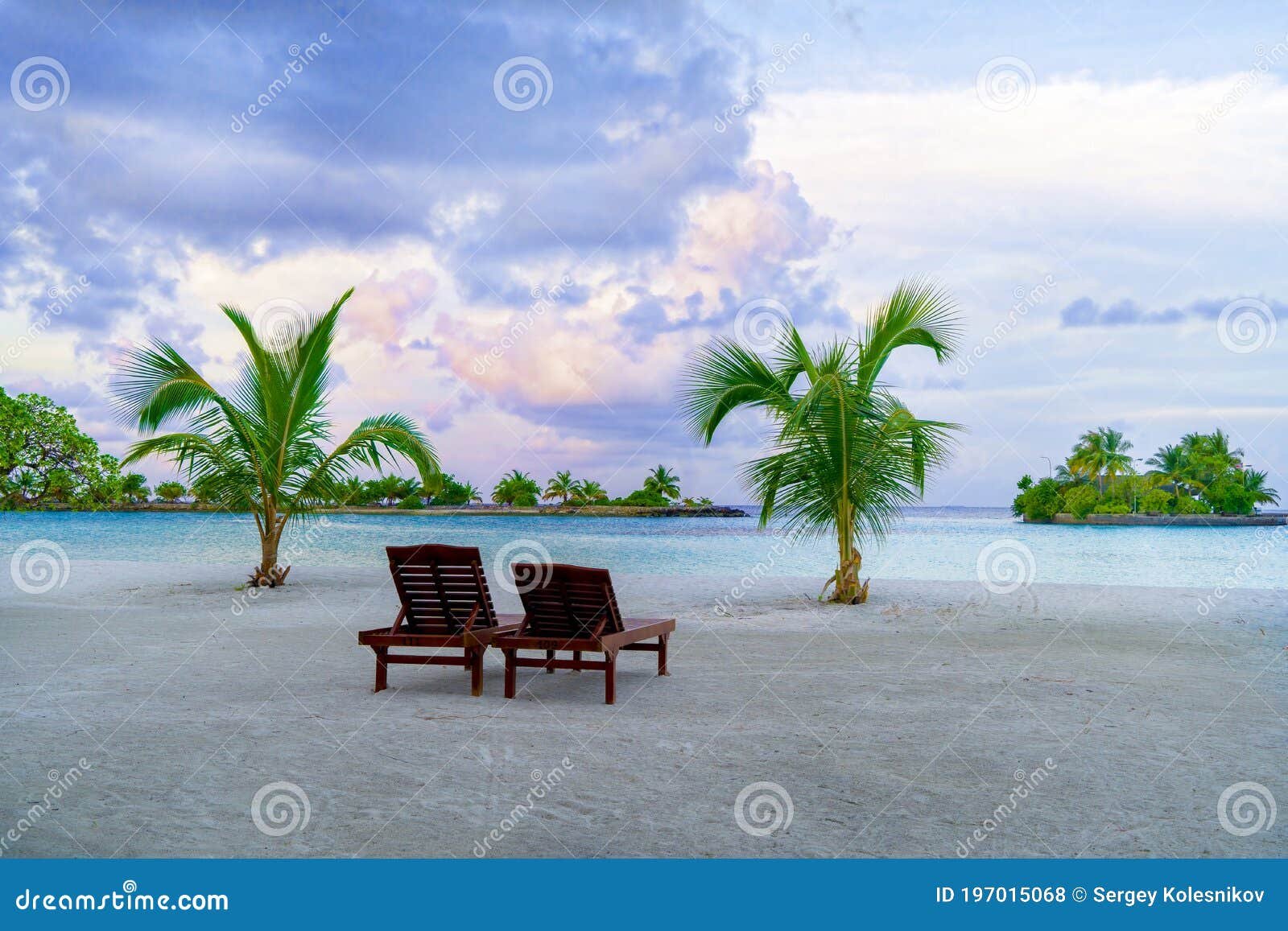 playa paradisiaca con palmeras y tumbonas 1