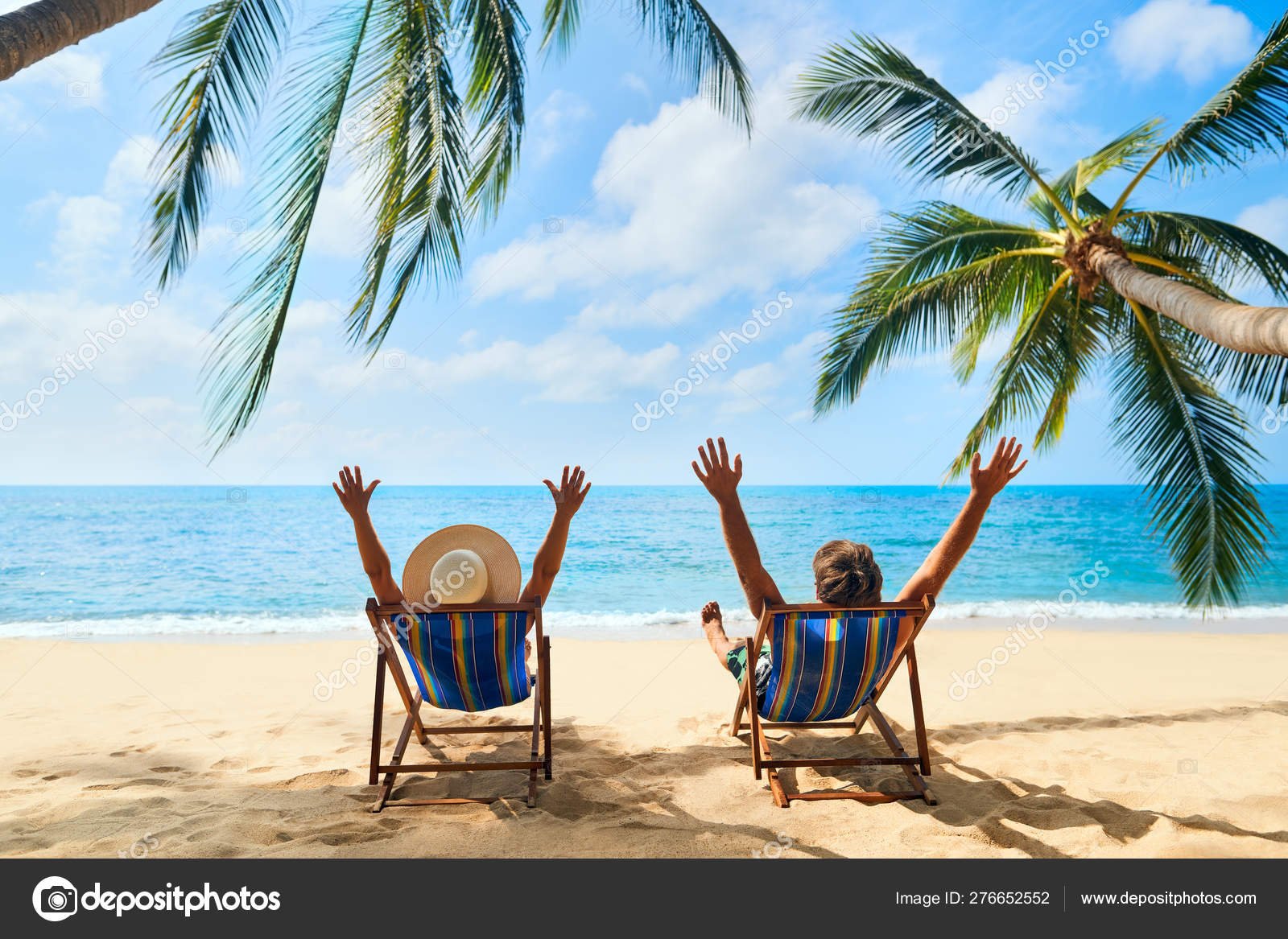 playa paradisiaca con pareja feliz