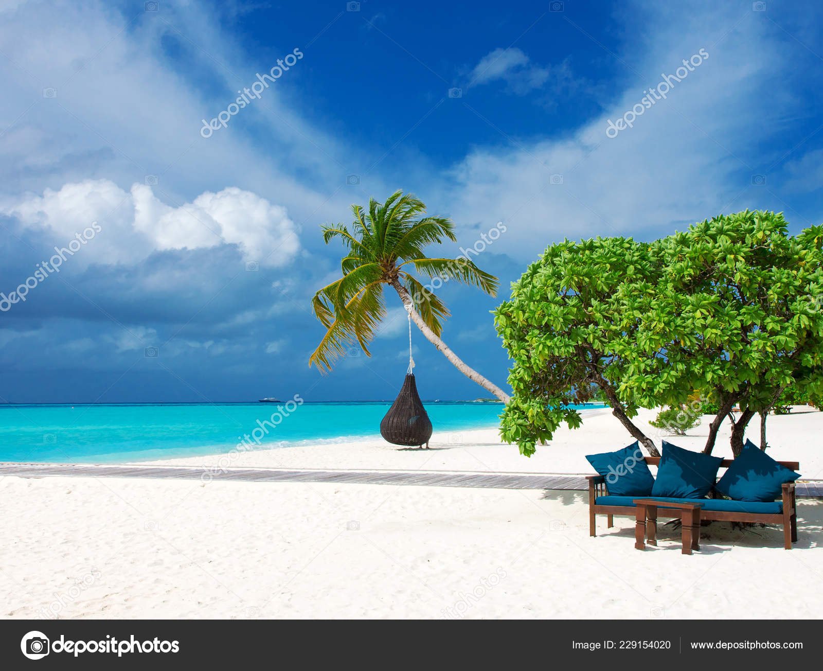 playa paradisiaca con resort al fondo