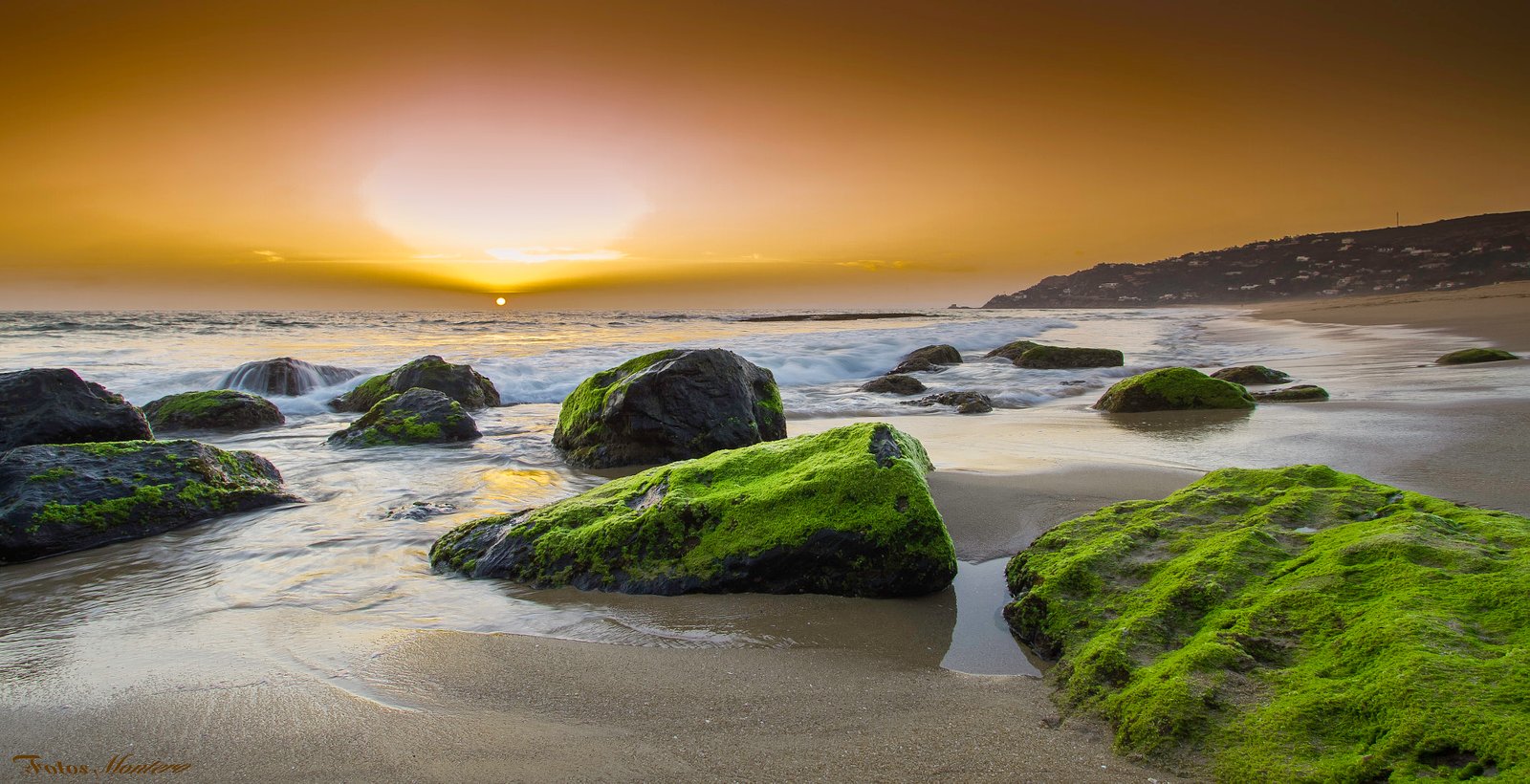 playa paradisiaca en cadiz al atardecer