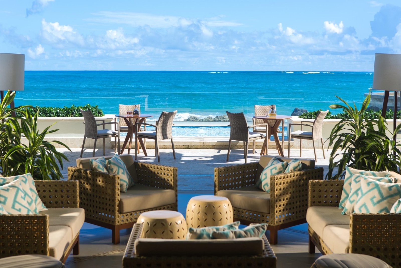 playa san juan con restaurantes a la vista scaled