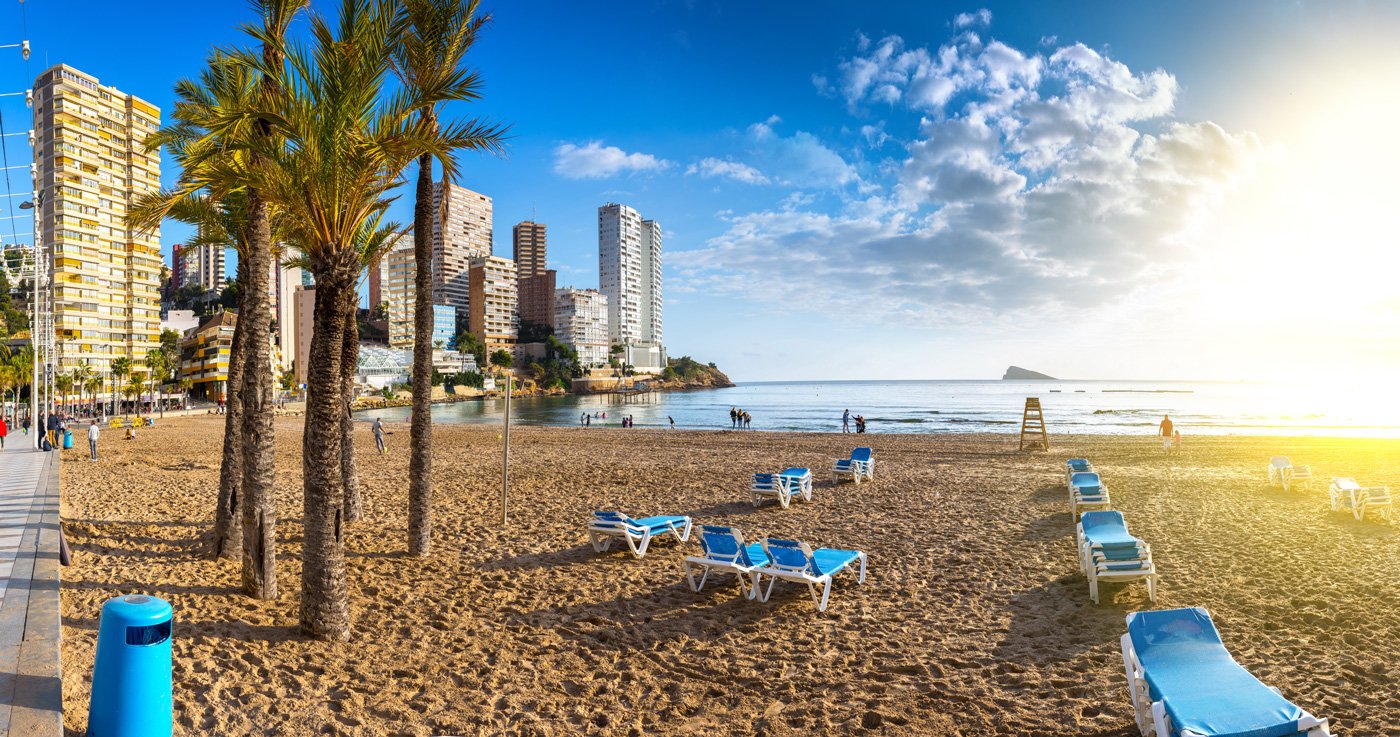 playa soleada de benidorm en verano