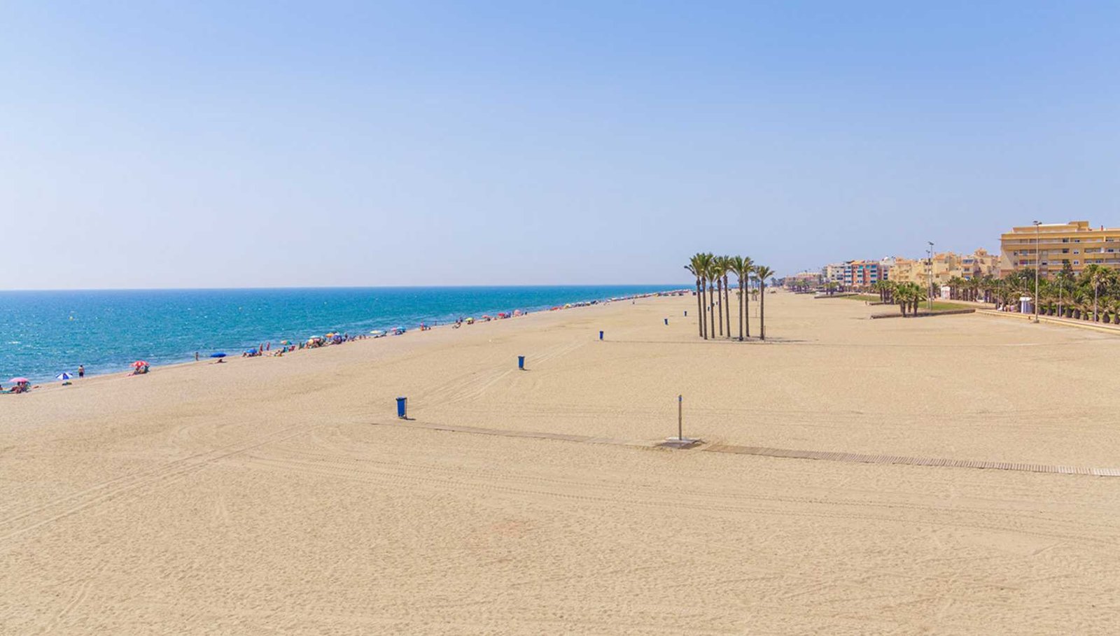 playa soleada de roquetas de mar
