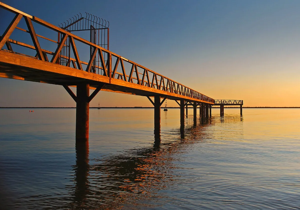 playa tranquila con atardecer en mazagon