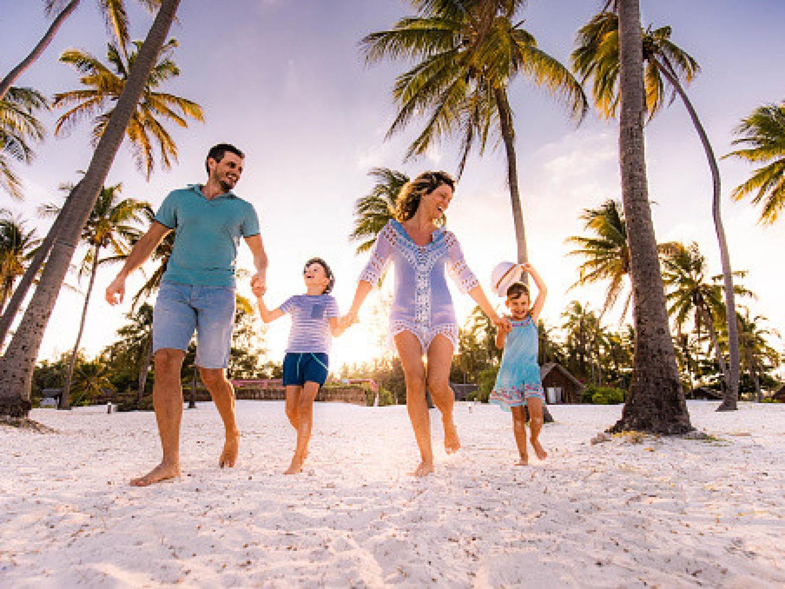 playa tranquila con familias disfrutando