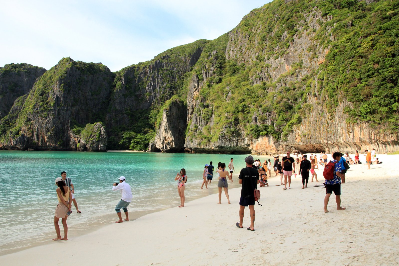 playa tropical en tailandia con turistas