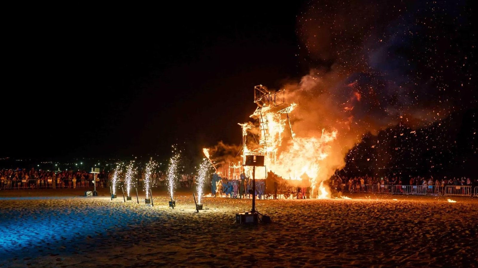 playa vibrante con fiesta nocturna en andalucia