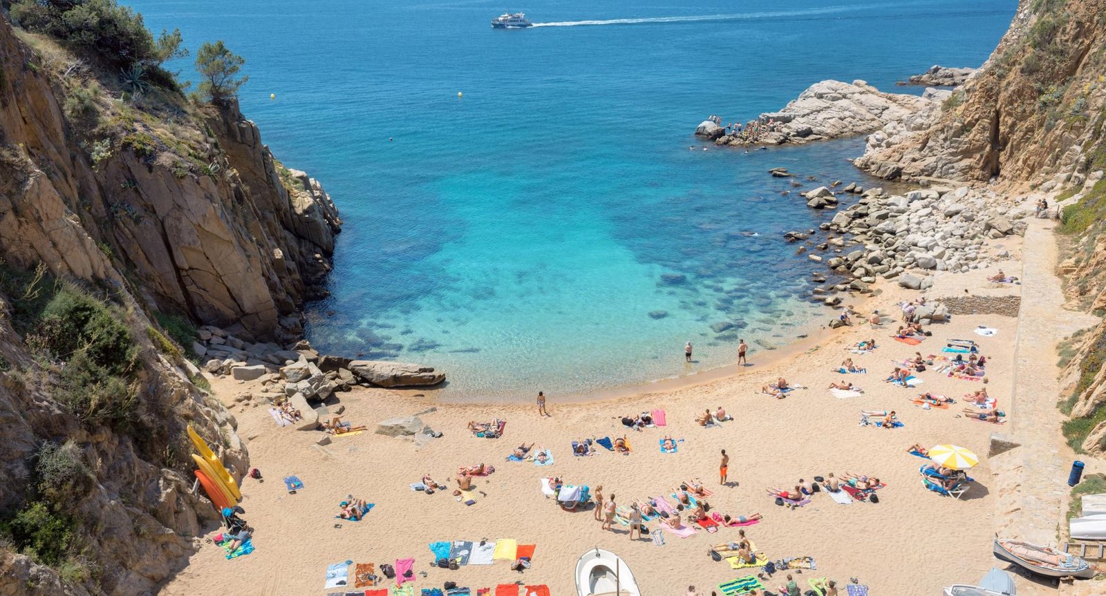 playa y acantilados de tossa de mar