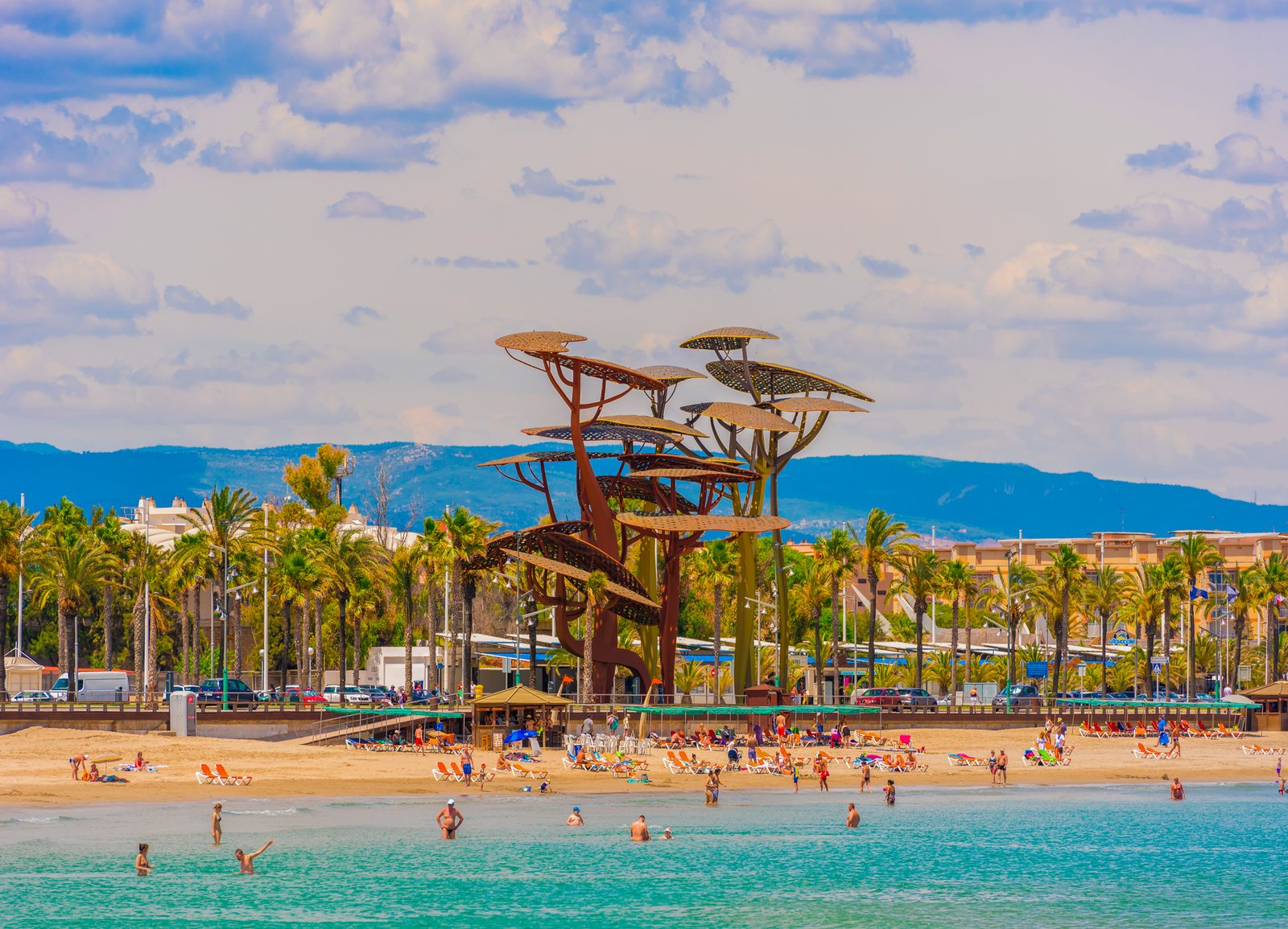 playa y actividades acuaticas en la pineda