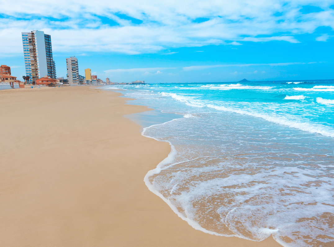 playa y deportes acuaticos en la manga