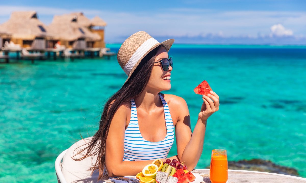 playa y resort con huespedes felices