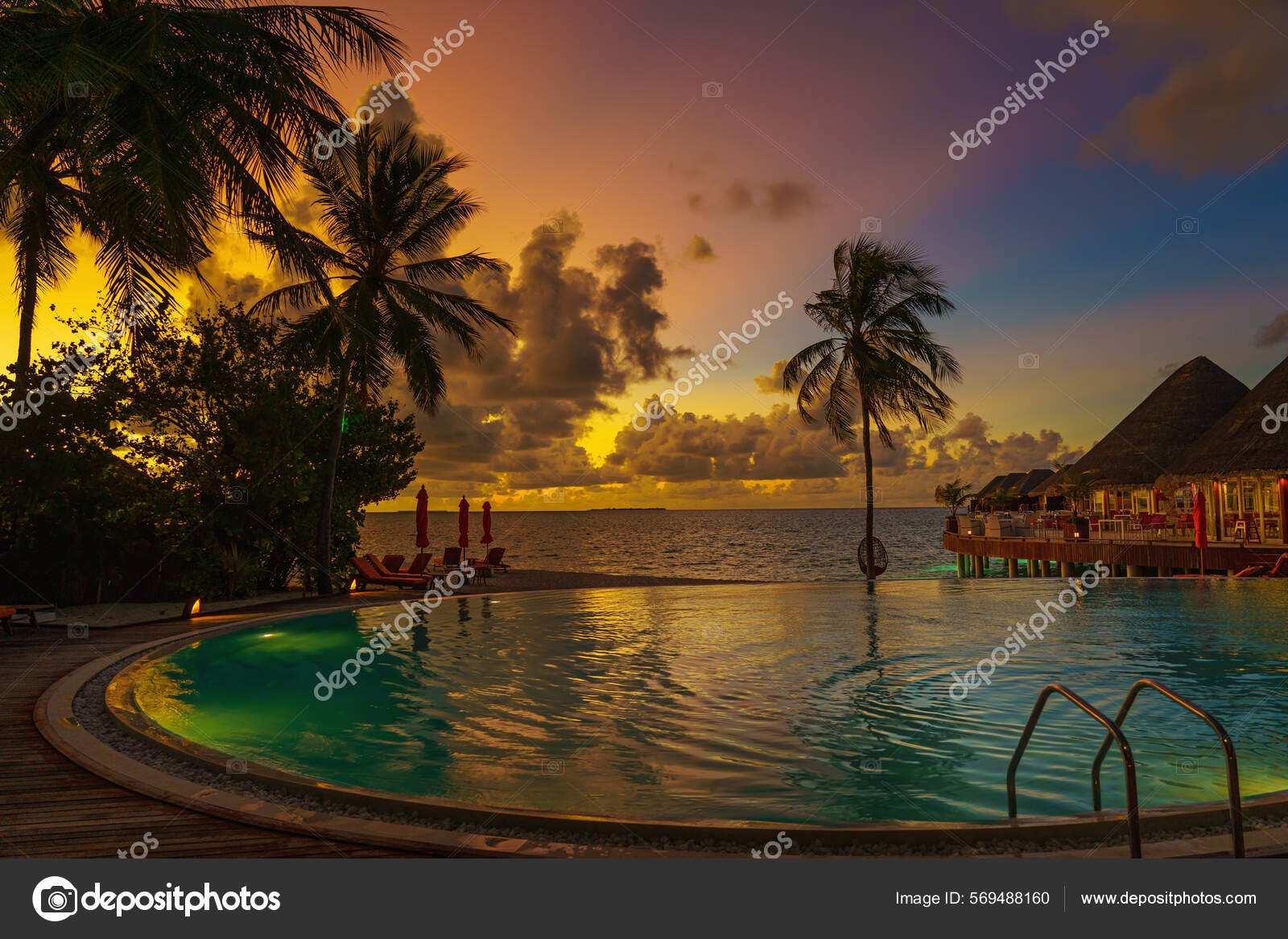 playa y resort de lujo al atardecer