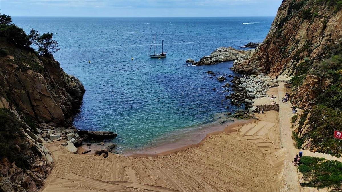 playas y acantilados de lloret y tossa