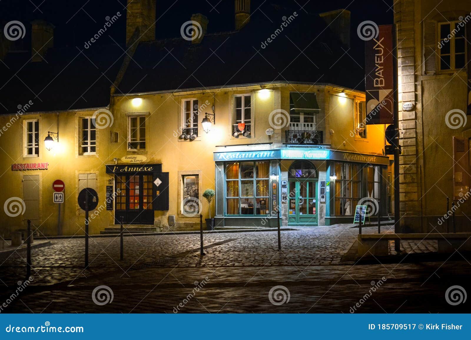 plaza con restaurantes iluminados por la noche