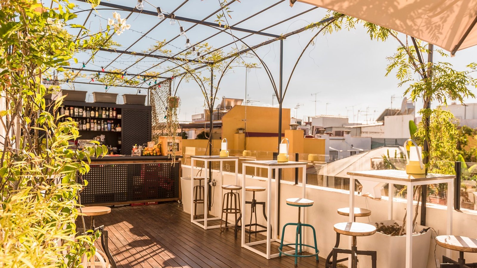 plaza con restaurantes y ambiente sevillano