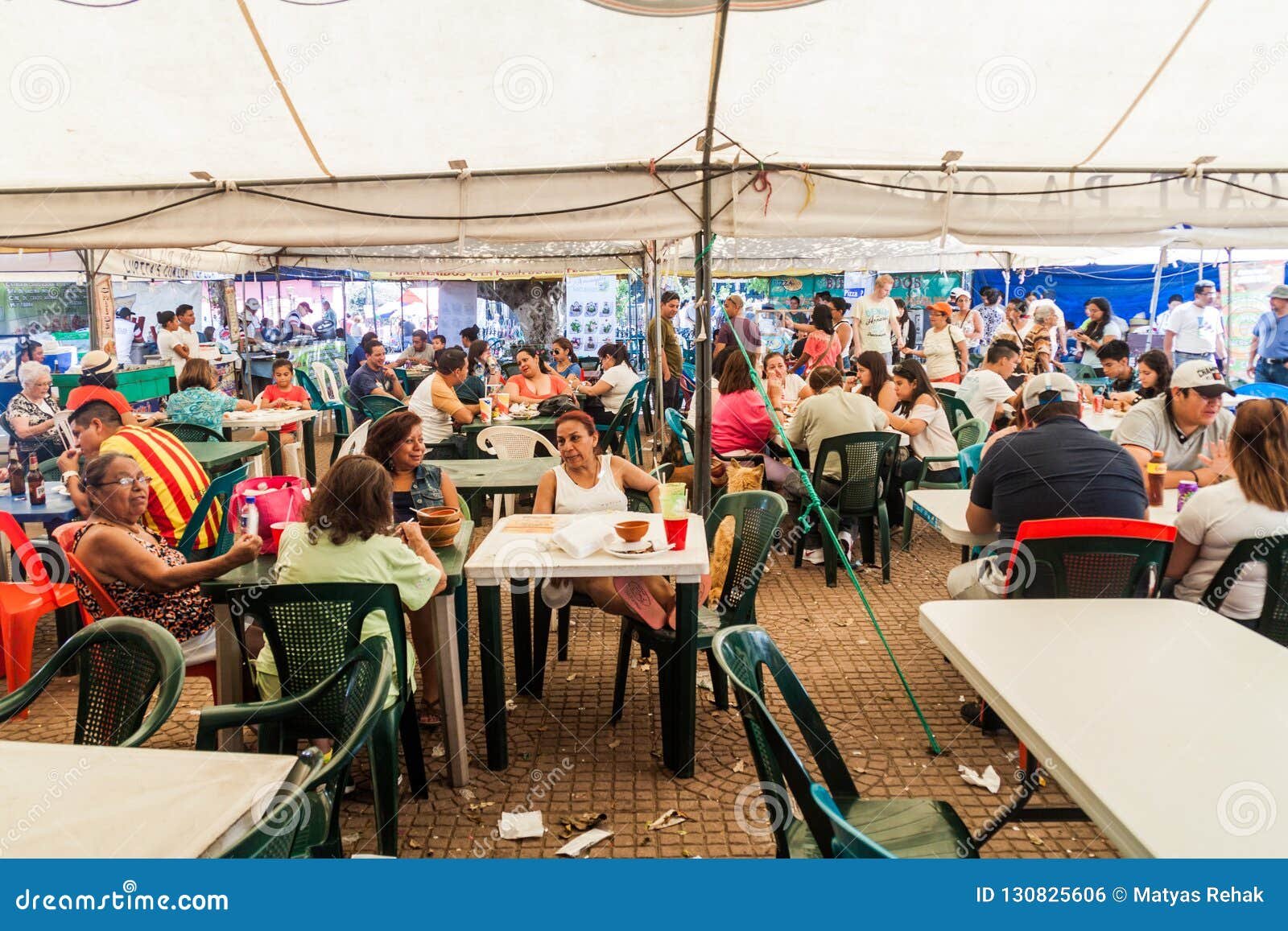 plaza con restaurantes y gente comiendo