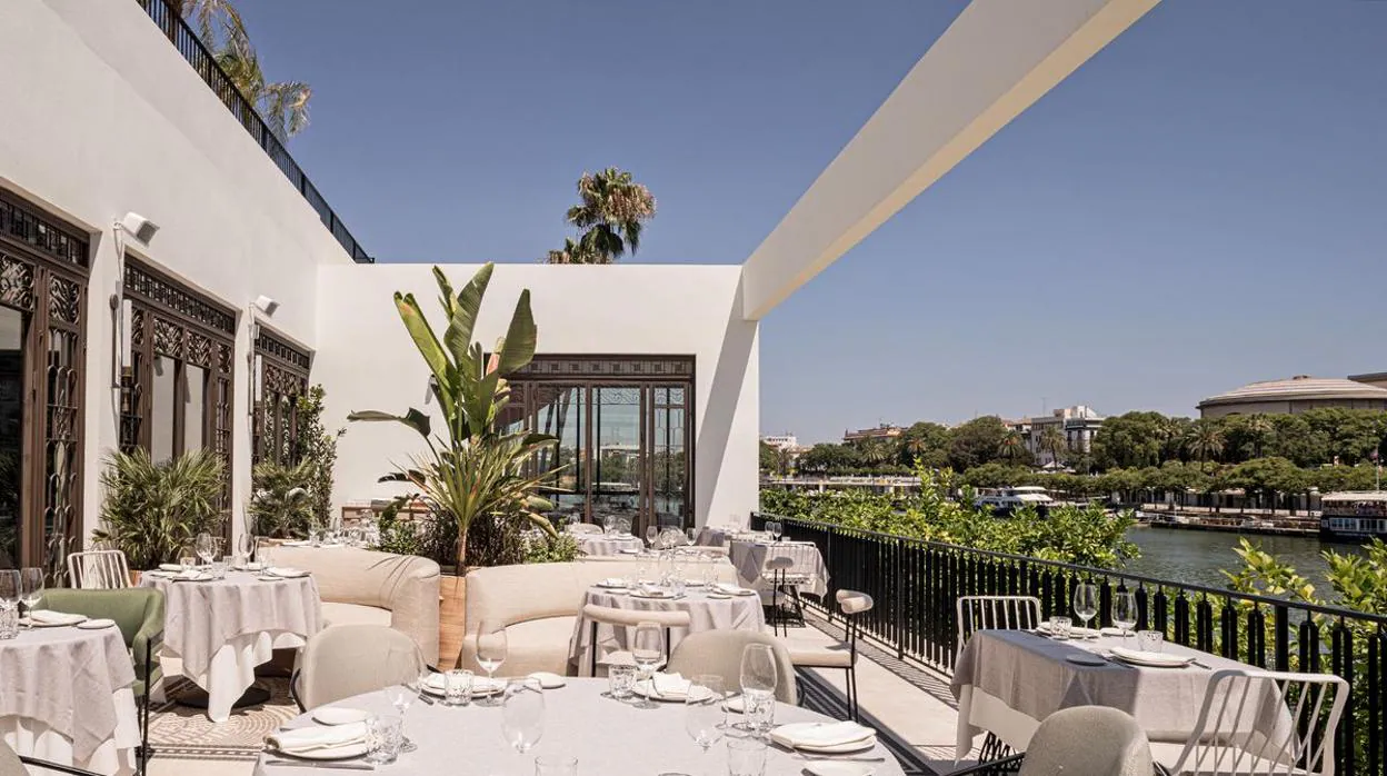 plaza de sevilla con restaurantes al aire libre