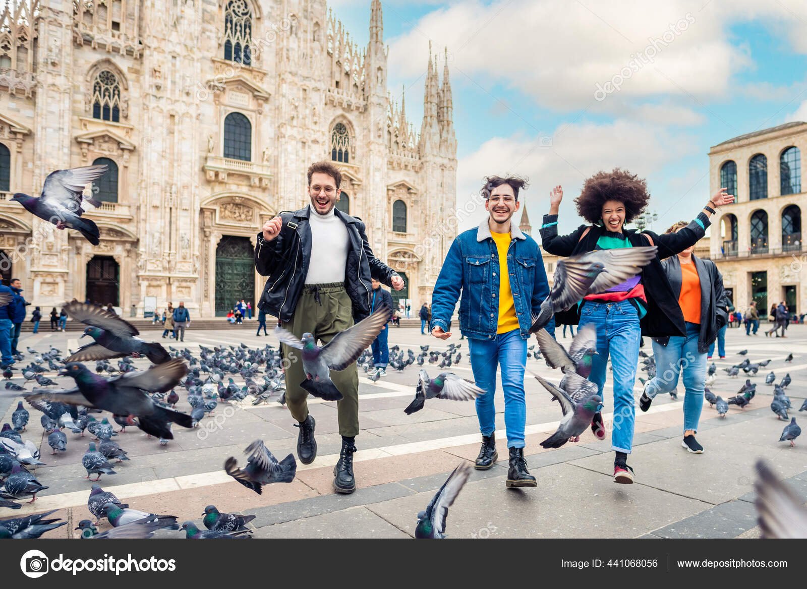 plaza de viaje con personas sonrientes