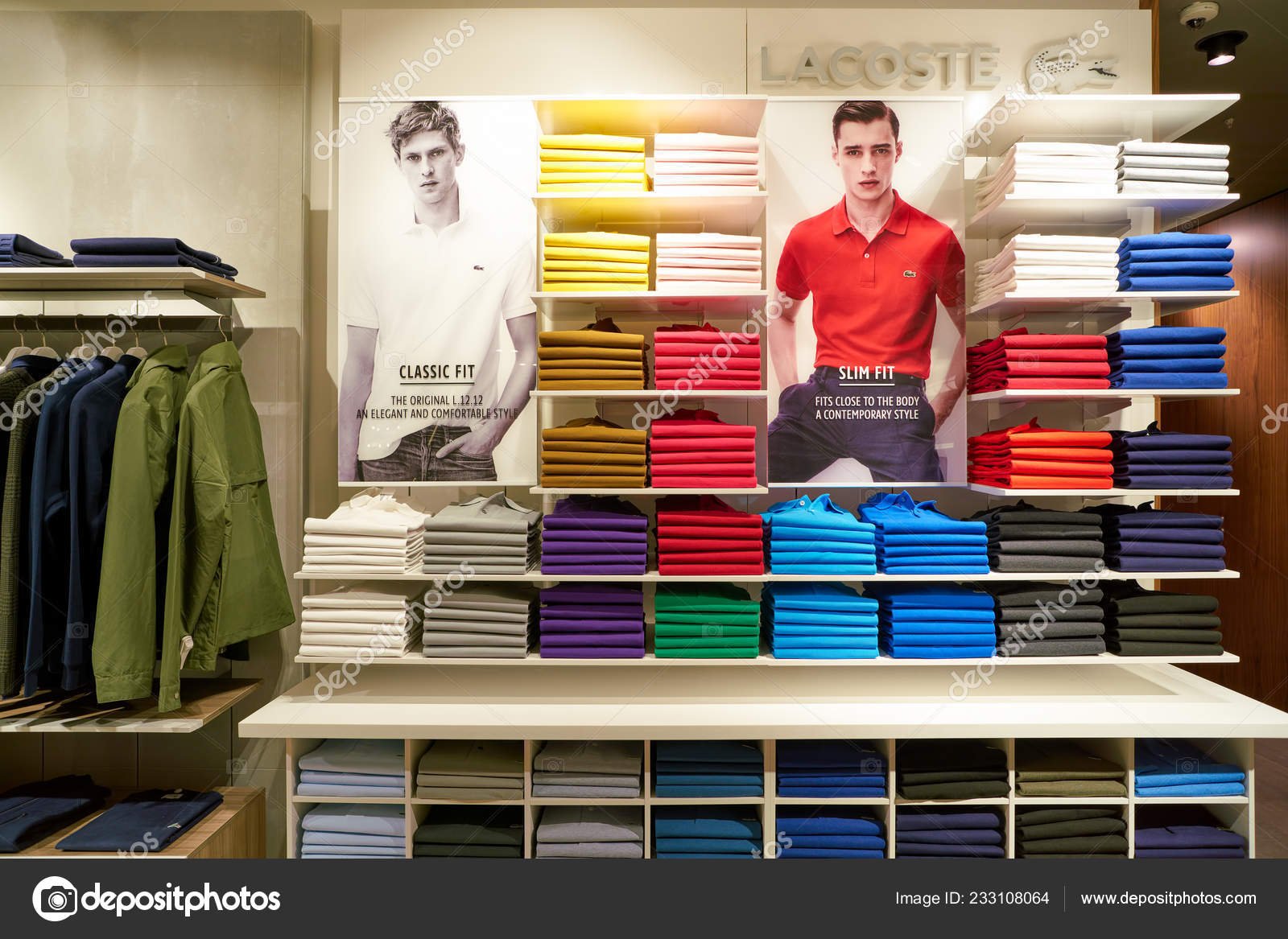 polos lacoste en un elegante escaparate