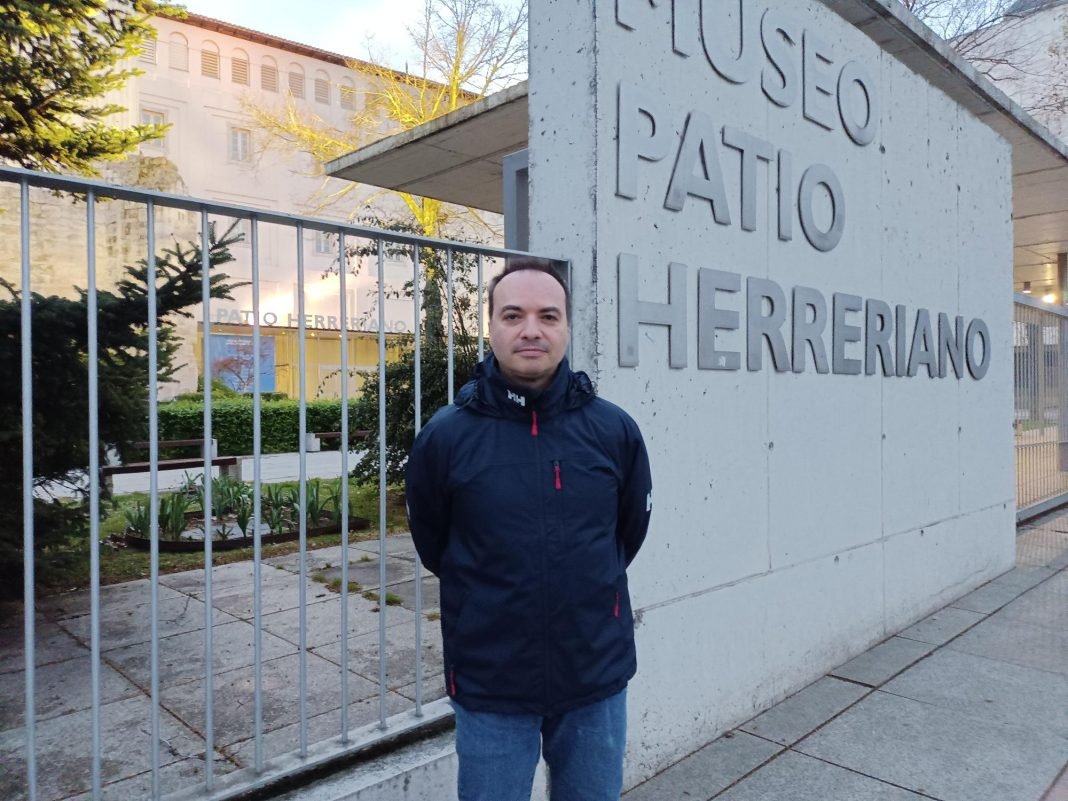 profesor disfrutando de un museo